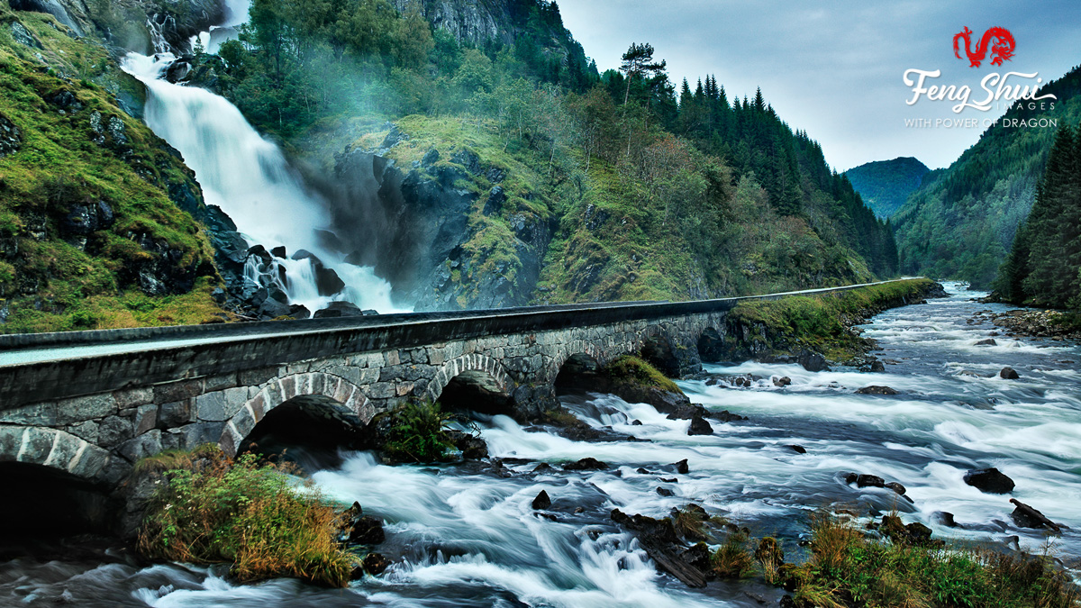 Waterfall-Latefossen-with-bridge